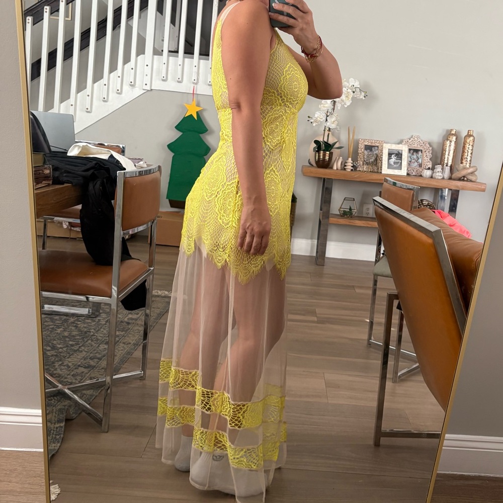 Elegant Yellow Lace Women’s Sleepwear